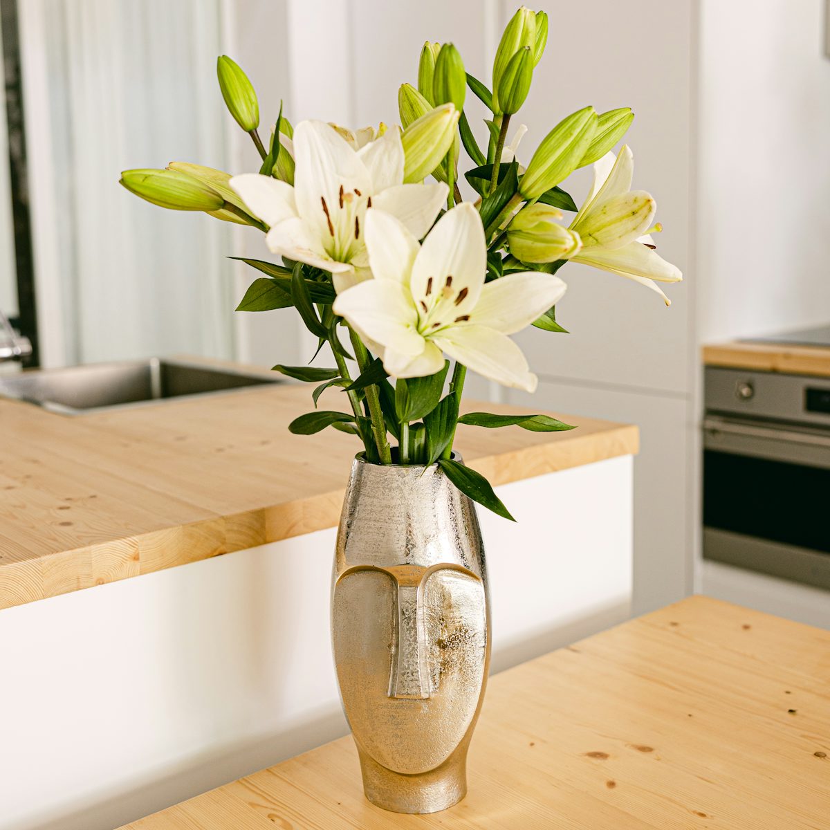 Bouquet of white Asiatic lilies