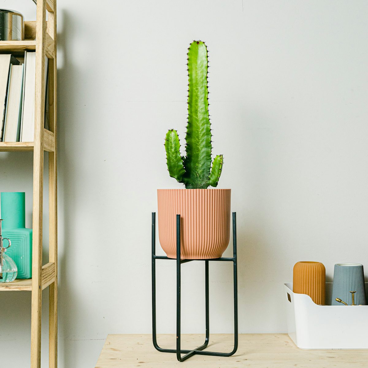 Atlanta L Planter with Stand